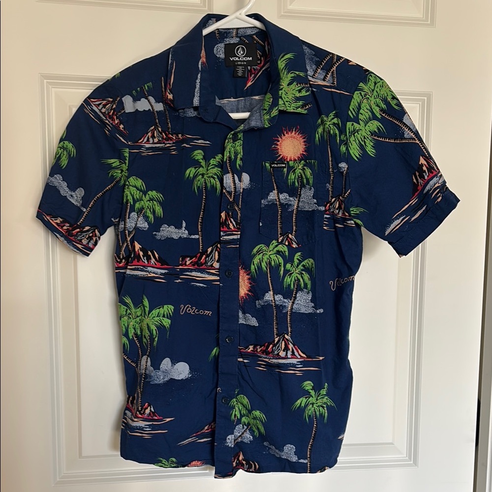 Volcom Boy’s Blue Tropical Shirt. Cute Hawaiian style shirt.